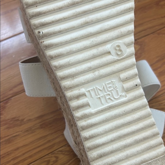 womenssize 8 White Sandals wedges summer GREAT CONDITION - Picture 5 of 9